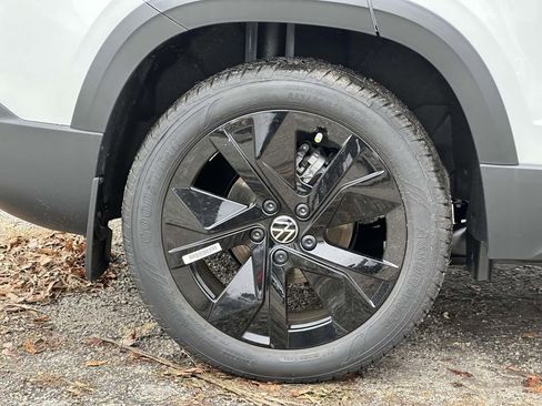 Used 2025 Volkswagen Taos SE w/ Panoramic Sunroof Package image 25