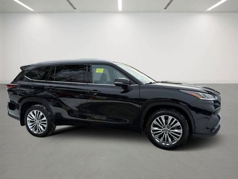 Used 2024 Toyota Highlander Platinum image 6