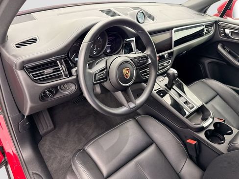 Certified 2025 Porsche Macan AWD/4WD image 4