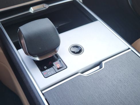 New 2025 Land Rover Range Rover Long Wheelbase SE image 18