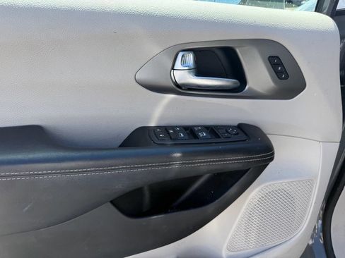 Used 2022 Chrysler Pacifica Touring-L FWD image 5