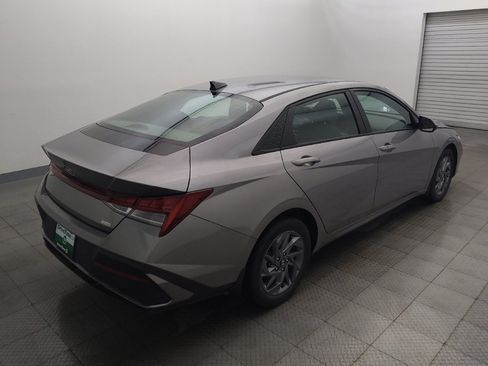 Used 2024 Hyundai Elantra Blue FWD image 9