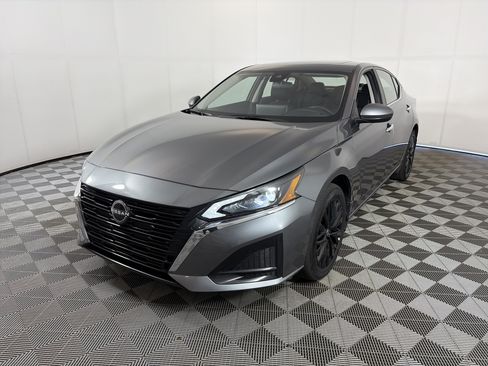 Used 2025 Nissan Altima 2.5 SV w/ SV Special Edition Package AWD/4WD image 2