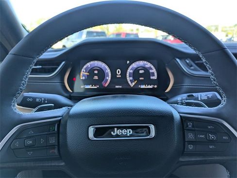 Used 2025 Jeep Grand Cherokee L Limited w/ Luxury Tech Group II image 31