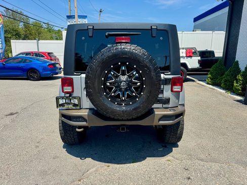 Used 2016 Jeep Wrangler Unlimited Sahara AWD/4WD image 4