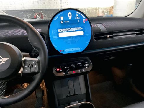 Certified 2025 MINI Cooper 4-Door Hardtop image 9