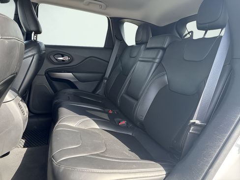 Used 2019 Jeep Cherokee Latitude Plus w/ Cold Weather Group AWD/4WD image 23
