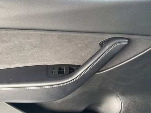 Used 2022 Tesla Model Y Long Range image 14