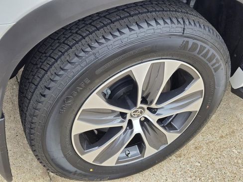 Used 2023 Toyota Highlander XLE image 7