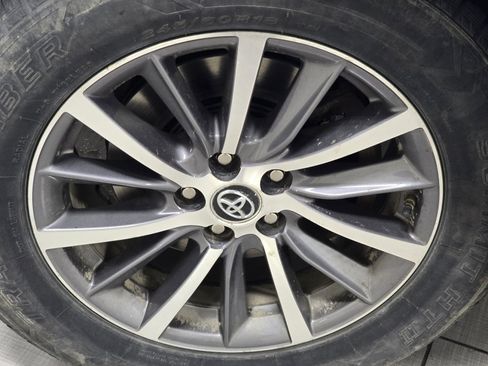 Used 2018 Toyota Highlander XLE image 9