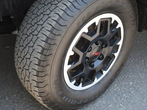 Certified 2024 Toyota Tacoma TRD Off-Road AWD/4WD image 11