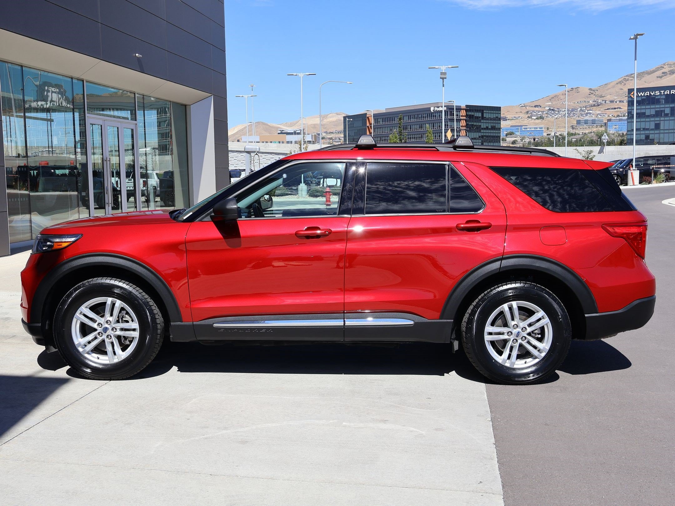 Used 2022 Ford Explorer XLT w/ Equipment Group 202A AWD/4WD image 9