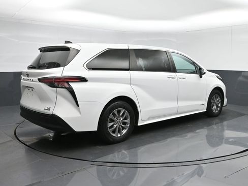 Used 2021 Toyota Sienna LE image 7