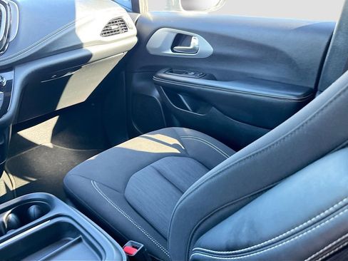 Used 2023 Chrysler Pacifica Touring FWD image 22