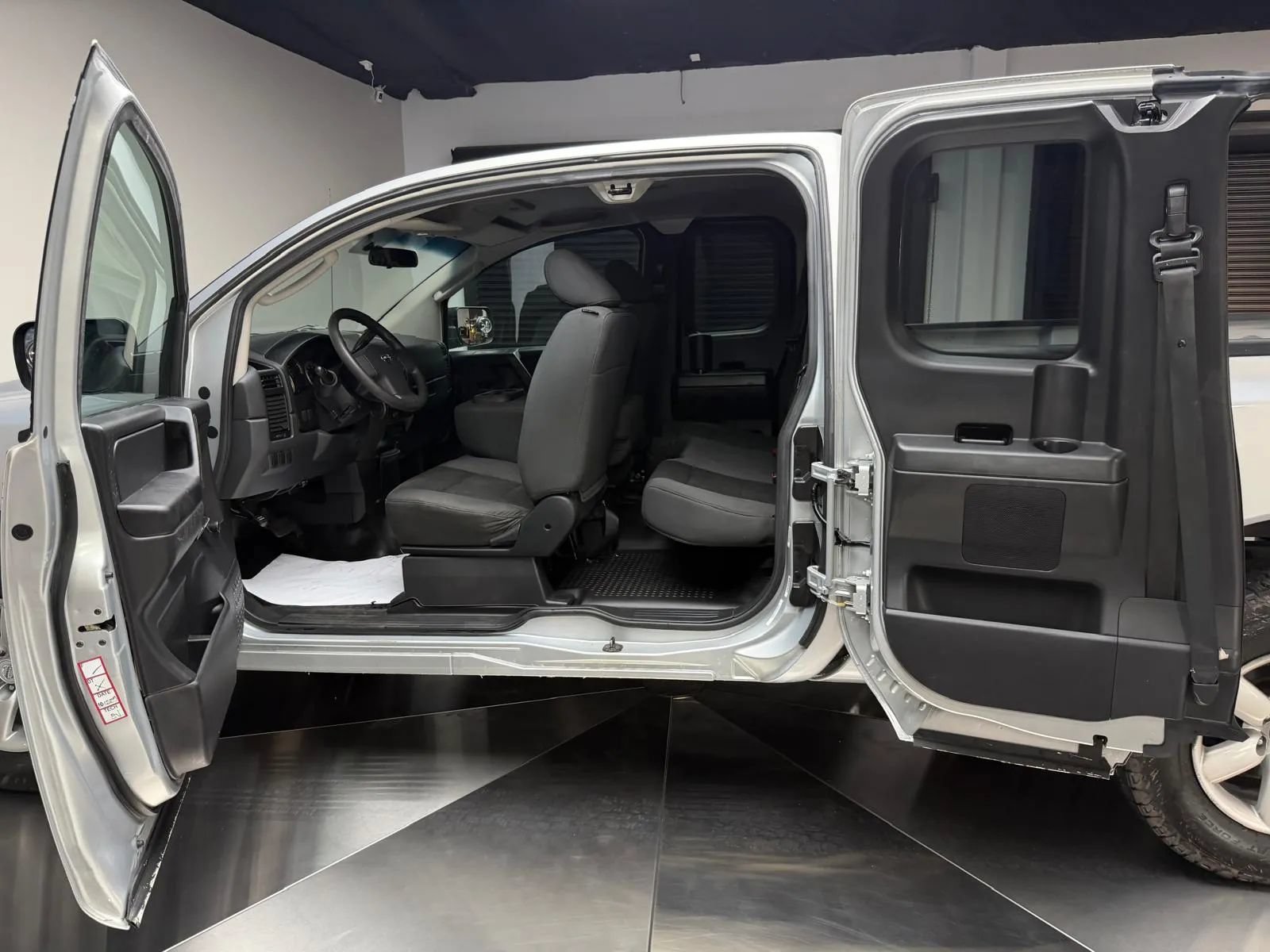 Used 2010 Nissan Titan XE w/ XE Popular Equipment Pkg RWD image 15