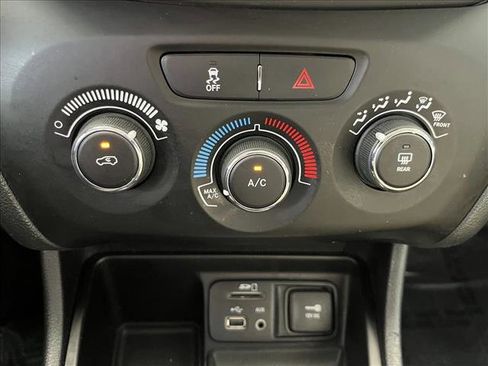 Used 2016 Jeep Cherokee Sport FWD image 19