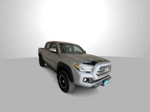 Used 2016 Toyota Tacoma TRD Off-Road w/ Premium & Technology Package AWD/4WD image 2