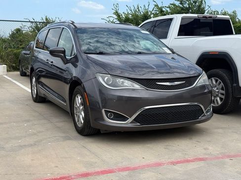 Used 2020 Chrysler Pacifica Touring-L FWD image 4