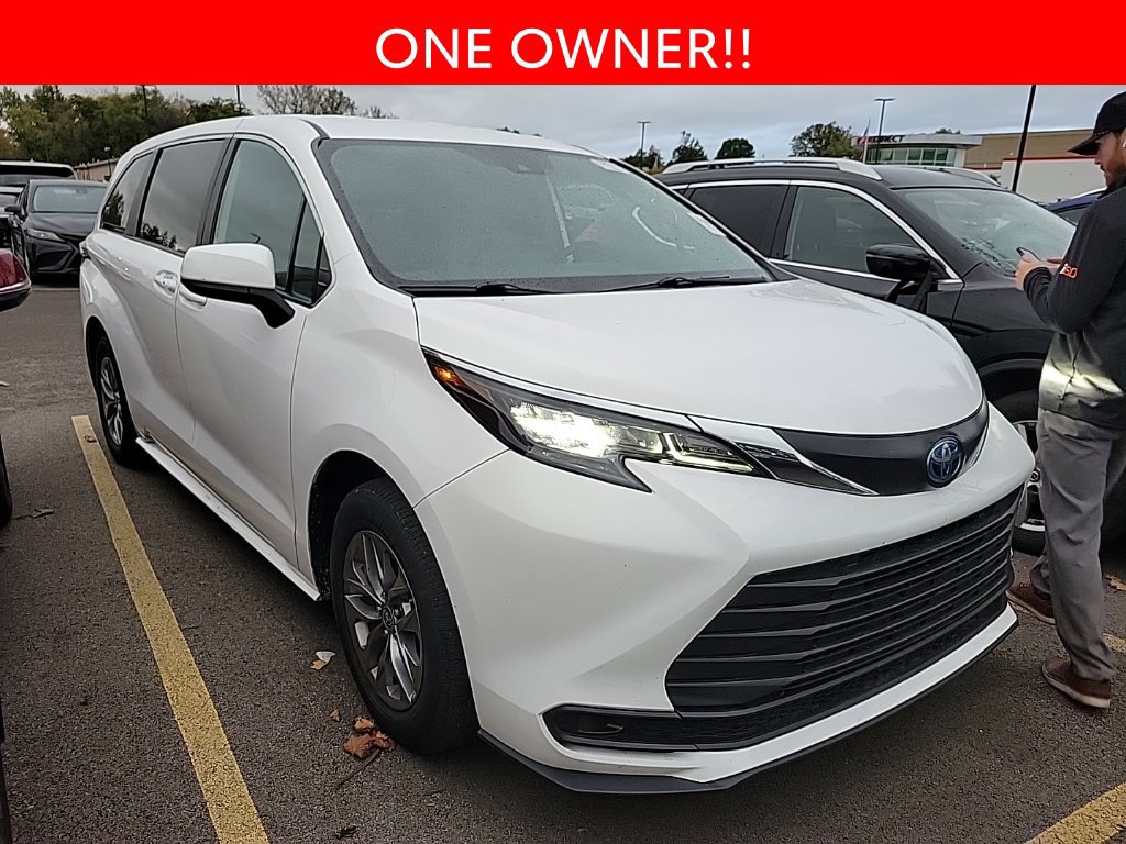 Used 2025 Toyota Sienna LE FWD image 3