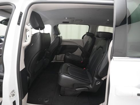 Used 2024 Chrysler Pacifica Touring-L FWD image 16