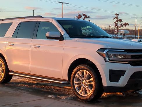 Used 2022 Ford Expedition Max XLT image 9