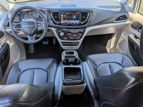 Used 2024 Chrysler Pacifica Touring-L FWD image 15