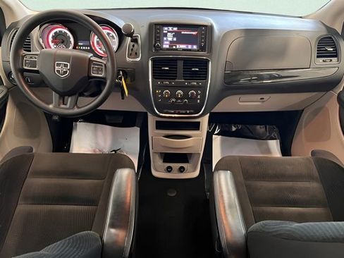 Used 2018 Dodge Grand Caravan SE w/ UConnect Hands-Free Group FWD image 17