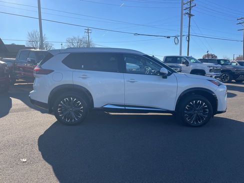 Used 2024 Nissan Rogue Platinum w/ Platinum Premium Package image 6