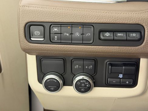Used 2021 GMC Yukon Denali w/ Denali Premium Package RWD image 20