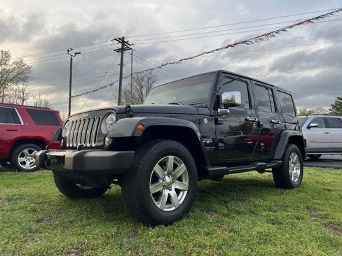 Used 2017 Jeep Wrangler Unlimited Sahara w/ Connectivity Group AWD/4WD image 2