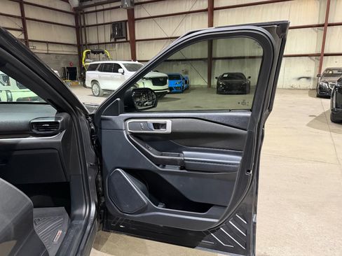 Used 2020 Ford Explorer XLT RWD image 24