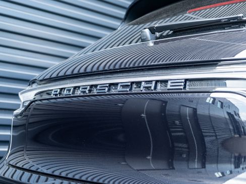 Certified 2025 Porsche Macan image 38