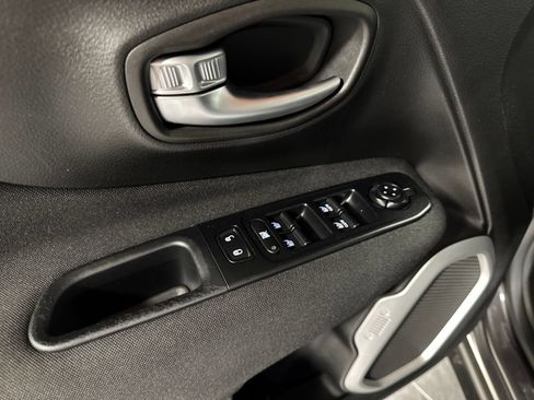Used 2019 Jeep Renegade Sport w/ UConnect 7.0 Group FWD image 16
