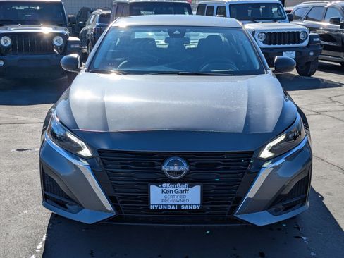 Used 2025 Nissan Altima 2.5 SV FWD image 11