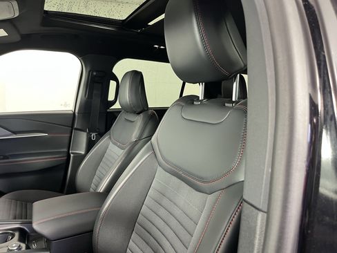 Used 2025 Ford Explorer ST-Line w/ Premium Package image 17