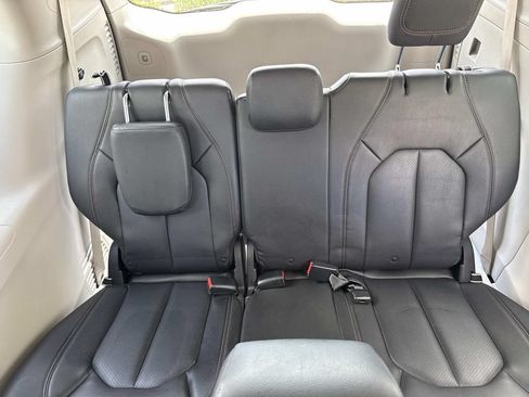 Used 2018 Chrysler Pacifica Touring-L w/ Tire & Wheel Group FWD image 18
