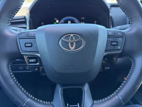 Used 2025 Toyota Camry SE w/ Convenience Package image 13