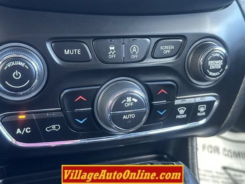 Used 2019 Jeep Cherokee Latitude Plus AWD/4WD image 23