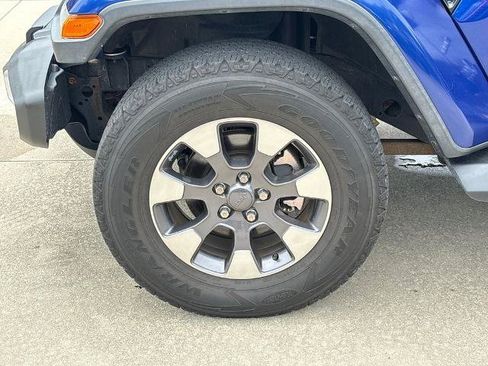 Used 2018 Jeep Wrangler Unlimited Sahara AWD/4WD image 11