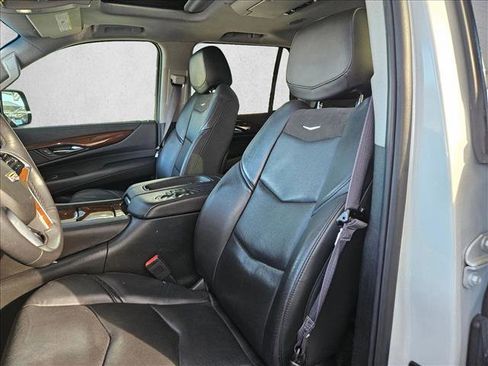 Used 2017 Cadillac Escalade Luxury image 18