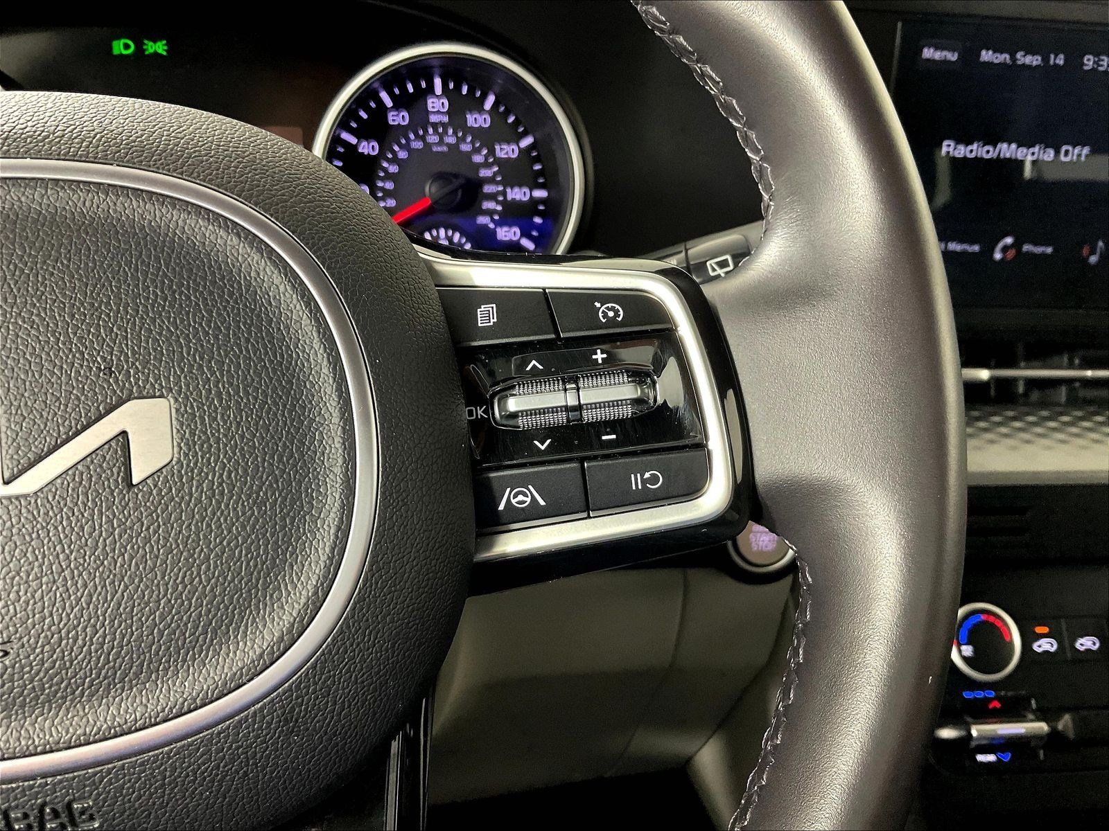 Used 2023 Kia Carnival LX FWD image 12
