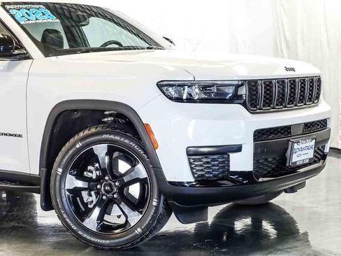 Used 2023 Jeep Grand Cherokee L Laredo AWD/4WD image 3