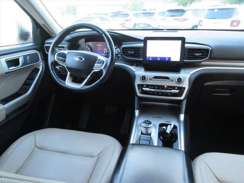 Used 2020 Ford Explorer XLT w/ Equipment Group 202A AWD/4WD image 13