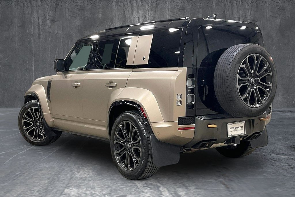 Used 2025 Land Rover Defender 110 AWD/4WD image 4