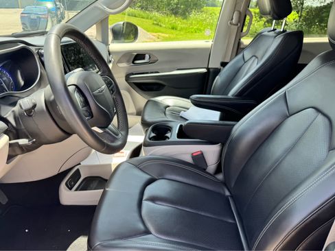 Used 2023 Chrysler Pacifica Touring-L FWD image 11