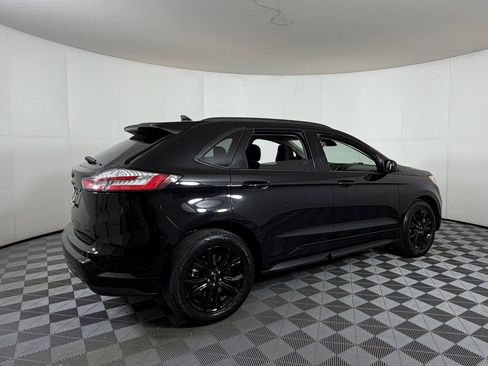 Used 2024 Ford Edge SE w/ Black Appearance Package image 4