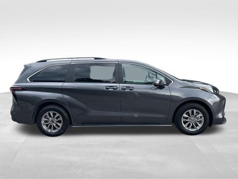 Used 2025 Toyota Sienna LE AWD/4WD image 8