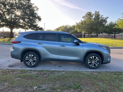 Used 2023 Toyota Highlander XLE image 6