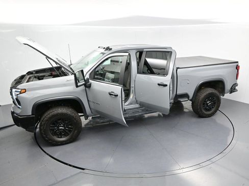 Used 2025 Chevrolet Silverado 2500 ZR2 w/ Technology Package AWD/4WD image 39