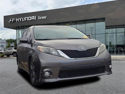 Used 2011 Toyota Sienna SE image 1